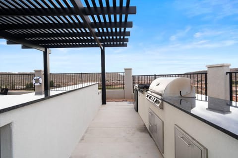 Desert Isle Family Retreat - Private Pool & Hot Tub House in Washington