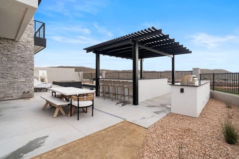 Desert Isle Family Retreat - Private Pool & Hot Tub House in Washington