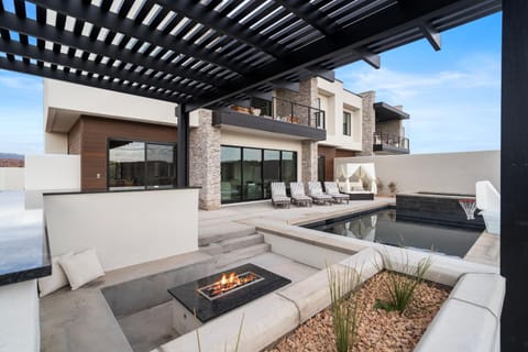 Desert Isle Family Retreat - Private Pool & Hot Tub House in Washington