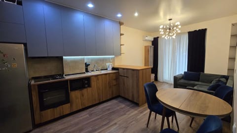 Kitchen or kitchenette, Living room, Seating area, Dining area, minibar, oven, stove