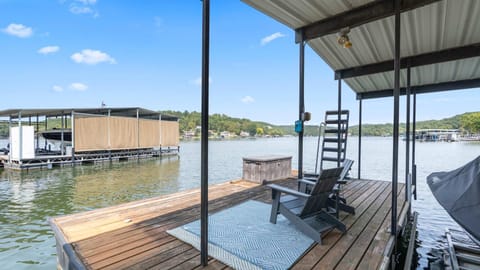 Honey Hole 3 Well Dock House in Ozark Mountains