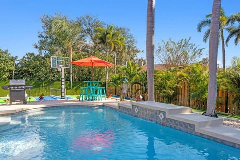 Pickleball,Basketball,Mini Golf,GameRoom, HTD Pool House in Bradenton