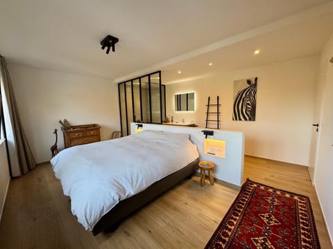 Photo of the whole room, Bedroom