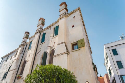 Facade/entrance, Neighbourhood