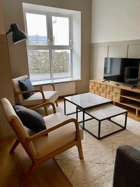 TV and multimedia, Living room, Seating area, Evening entertainment