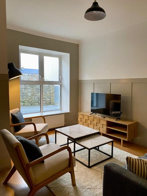 TV and multimedia, Living room, Seating area, Evening entertainment