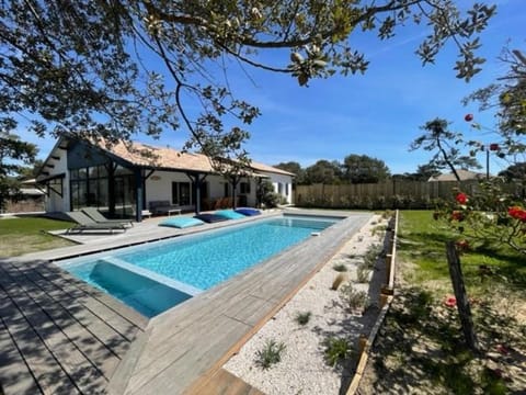 Property building, Garden, Garden view, Pool view, Swimming pool, sunbed