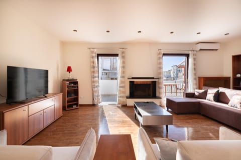 Communal lounge/ TV room, TV and multimedia, Seating area