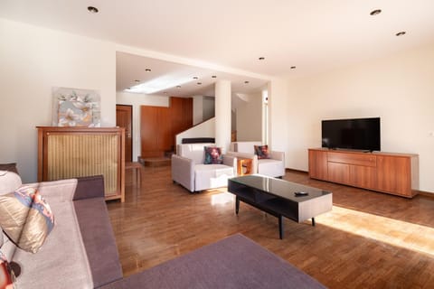 Communal lounge/ TV room, TV and multimedia, Living room, Seating area