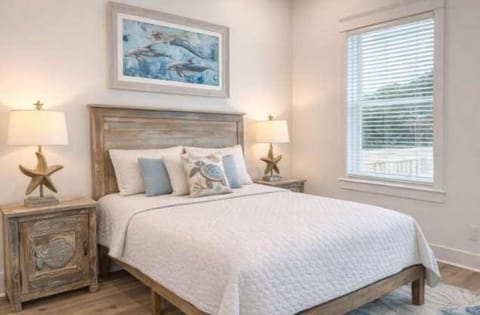 New- Prime Location - Ground Floor Bedroom - Pool House in Saint George Island