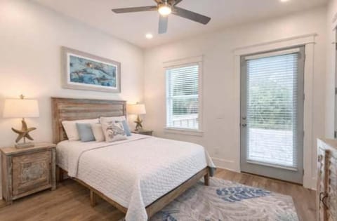 New- Prime Location - Ground Floor Bedroom - Pool House in Saint George Island