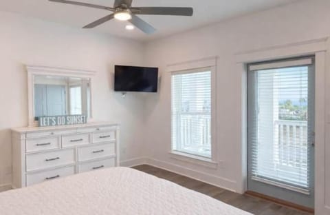 New- Prime Location - Ground Floor Bedroom - Pool House in Saint George Island