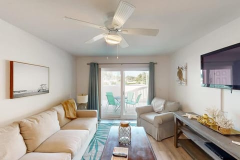 Beachside condo Short steps to beach Sleeps 6 Pool House in Orange Beach