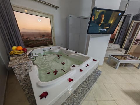 Hot Tub, TV and multimedia, View (from property/room), Garden view, Sunset, Bath