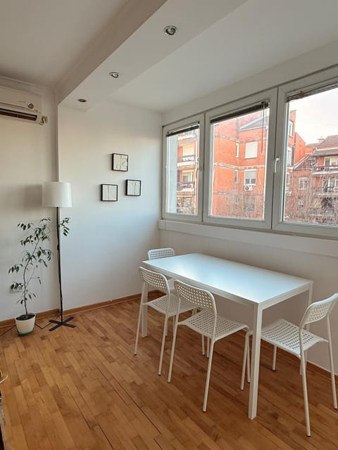 Seating area, Dining area, air conditioner