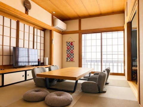 TV and multimedia, Living room, Seating area, air conditioner