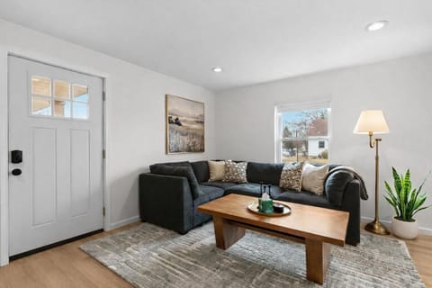 2BR 1BA Eastpointe Apartments- Pet-Friendly Lower Apartment in Eastpointe