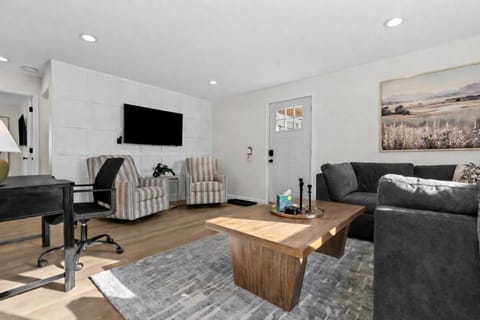 2BR 1BA Eastpointe Apartments- Pet-Friendly Lower Apartment in Eastpointe