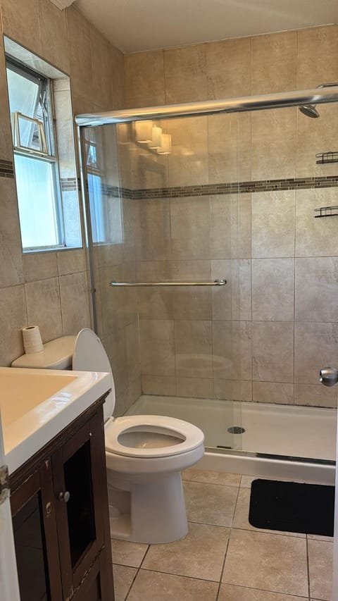 Budget Stay Near Scott Road - Transit, Free Parking & Fast WiFi Vacation rental in Surrey