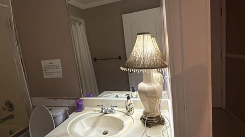 Budget Stay Near Scott Road - Transit, Free Parking & Fast WiFi Vacation rental in Surrey