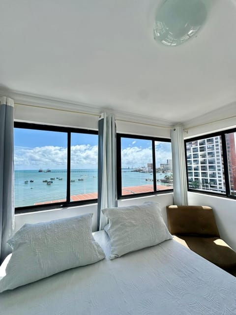 Photo of the whole room, Sea view