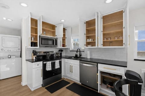 Modern 1BR 1BA Eastpointe Apartments - Pet-Friendly Apartment in Eastpointe