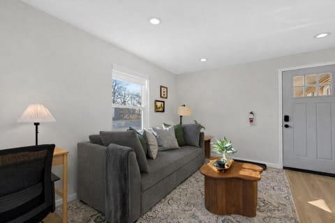 Modern 1BR 1BA Eastpointe Apartments - Pet-Friendly Apartment in Eastpointe