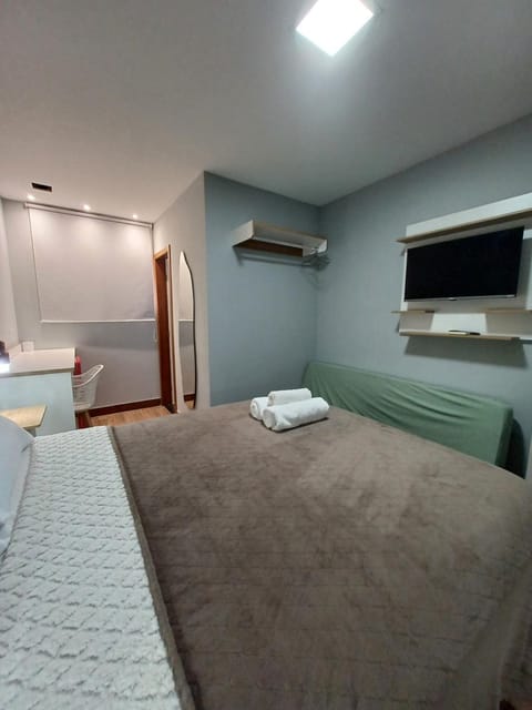 Bed, TV and multimedia, Photo of the whole room, Bedroom, towels, air conditioner
