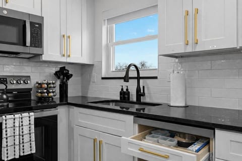 Convenient 1BR 1BA Apartment in Eastpointe Apartment in Eastpointe