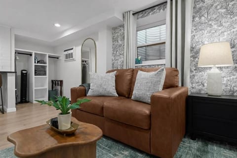 Comfortable Basement Studio Living Near Major Road Apartment in Eastpointe