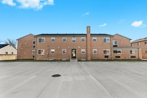 Comfortable Basement Studio Living Near Major Road Apartment in Eastpointe