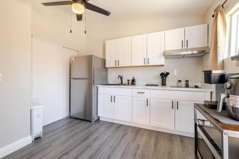 King Bed•Private Casita•Near UCR/Military Base Bed and Breakfast in Moreno Valley