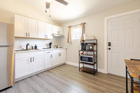 King Bed•Private Casita•Near UCR/Military Base Bed and Breakfast in Moreno Valley