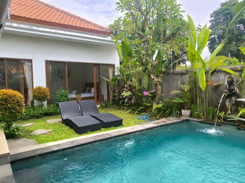 Property building, Patio, Spring, Day, Garden, Garden view, Pool view, Swimming pool, sunbed