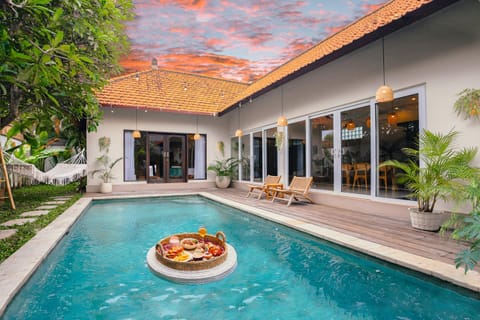 Property building, Swimming pool, Breakfast