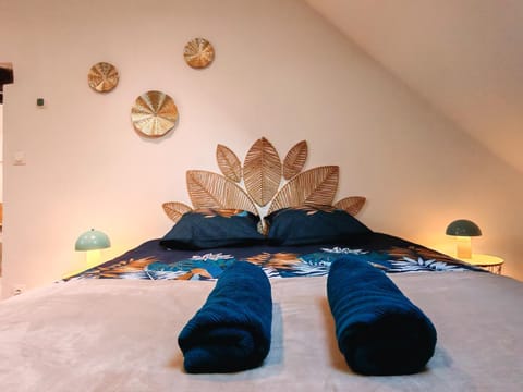 Bed, towels
