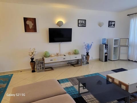 Communal lounge/ TV room, TV and multimedia, Living room, Seating area, Evening entertainment