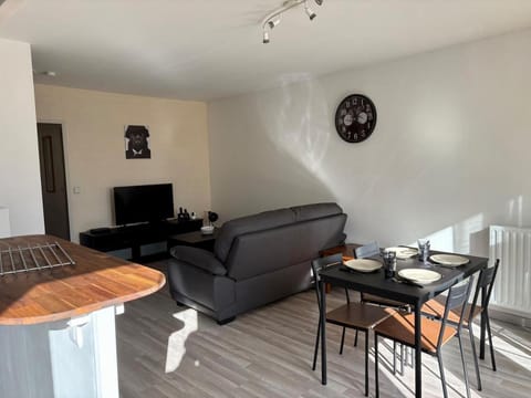 Communal lounge/ TV room, TV and multimedia, Seating area, Dining area
