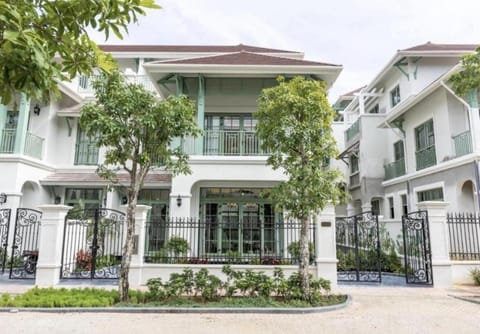 Property building, Spring, Day, Neighbourhood, Garden, Garden view, Street view