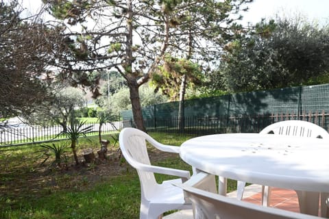 S077 - Sirolo, trilocale con giardino in centro Apartment in Sirolo