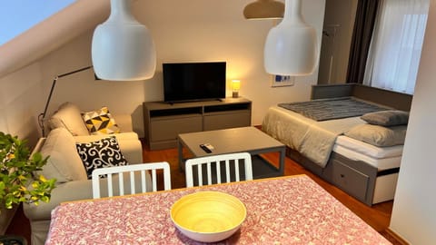 Bed, TV and multimedia, Seating area