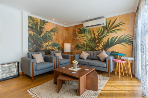 Living room, Seating area