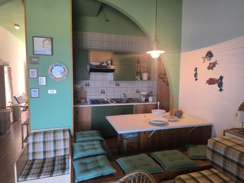Kitchen or kitchenette, Dining area, stove