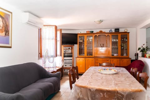 Communal lounge/ TV room, TV and multimedia, Living room, Dining area, Garden view, Inner courtyard view, furniture, heating, internet, air conditioner