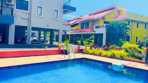 Property building, Patio, Day, Garden, Garden view, Pool view, Swimming pool, sunbed