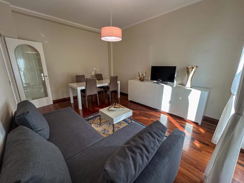 TV and multimedia, Living room, Seating area, Dining area