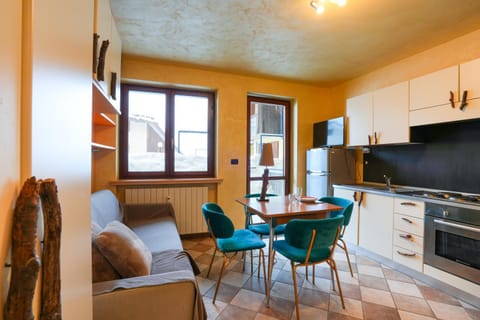 TV and multimedia, Kitchen or kitchenette, Living room, Seating area, Dining area, stove