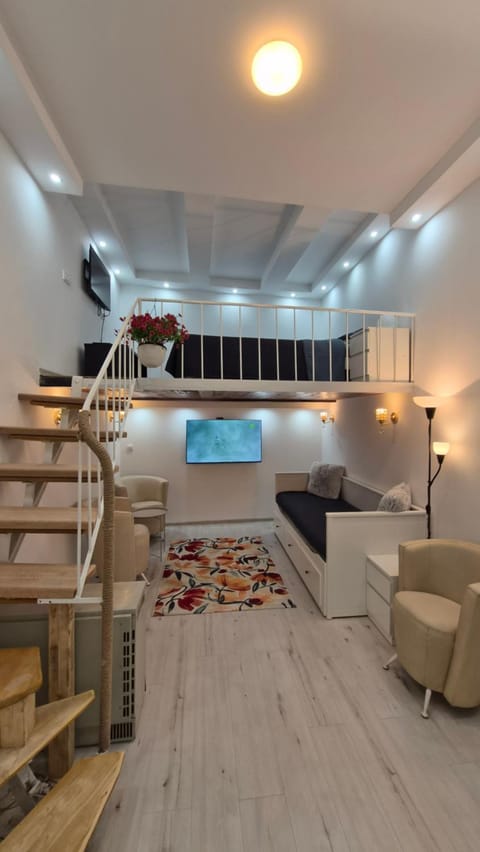 Bed, TV and multimedia, Living room, Photo of the whole room, Seating area, Bedroom