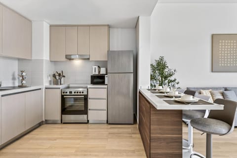 Coffee/tea facilities, Kitchen or kitchenette, Dining area, oven, stove, toaster