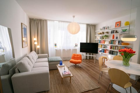 Communal lounge/ TV room, Library, TV and multimedia, Living room, Seating area, Evening entertainment